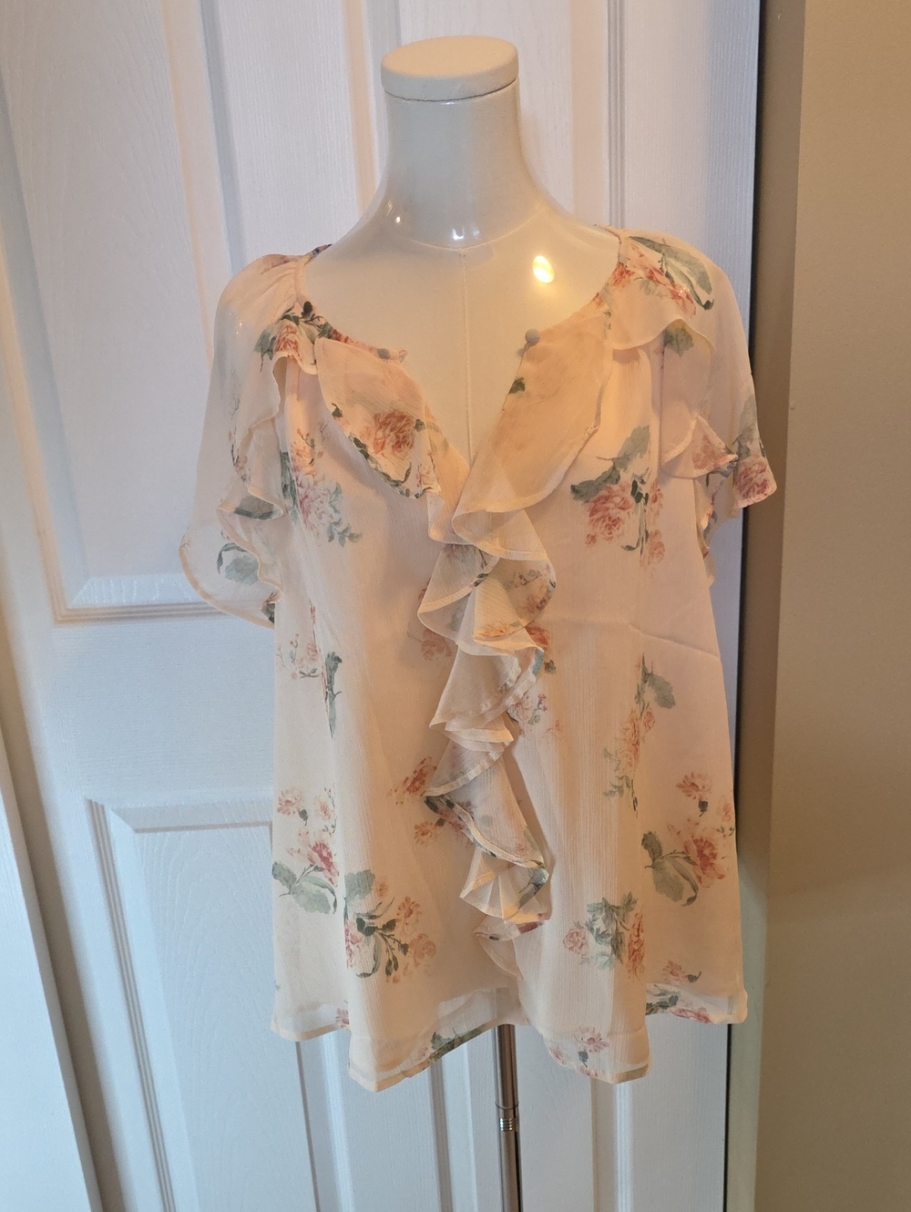 NWOT LOFT Peach Floral Ruffle V-Neck Blouse